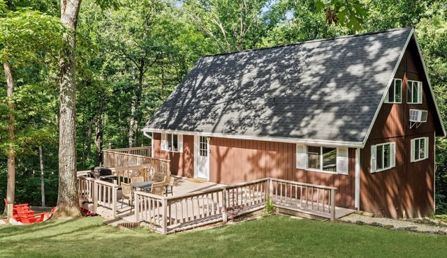 Forest cabin w/hot tub, deck & huge yard
