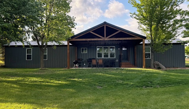 Fox Lake Escape- Peaceful Cabin for Outdoor Enthusiasts