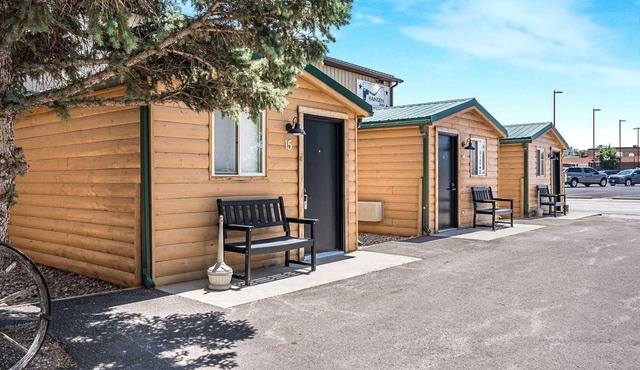 Freshly Remodeled Private Cabin with Ground-Level Privacy Near Wall Drug – Wall, South Dakota
