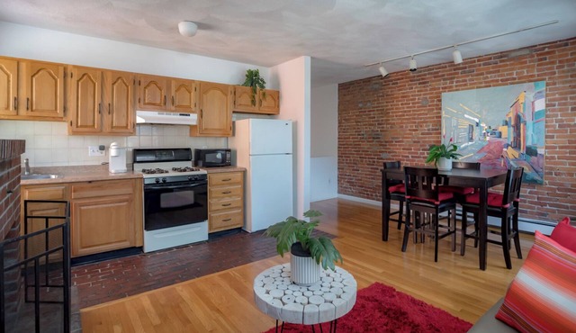 Furnished 3- Bedrooms near Hospitals & Universities in vibrant Boston w/Wifi.