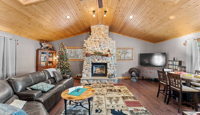 Game Room Log Cabin Near Dells Hot Tub