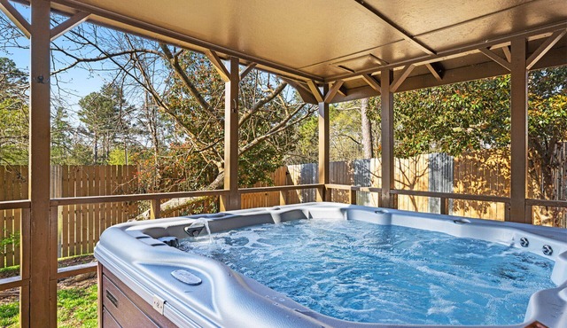Game Room with pool table and ping pong, hot tub, less than a mile from lake