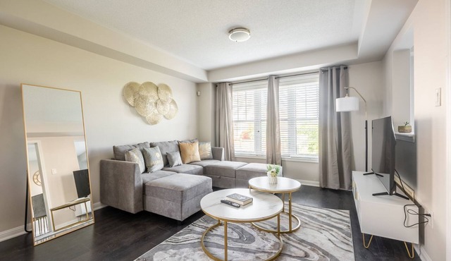 GLOBALSTAY. Modern 3 Bedroom House in Brampton. BBQ, parking.
