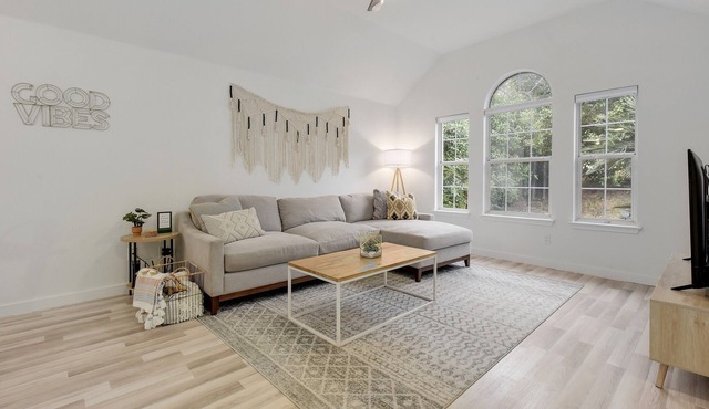 Good Vibes House with Playground & Pet-Friendly!