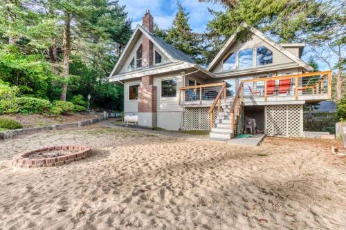 Gorgeous riverfront house with entertainment - near Bay Street and the beach