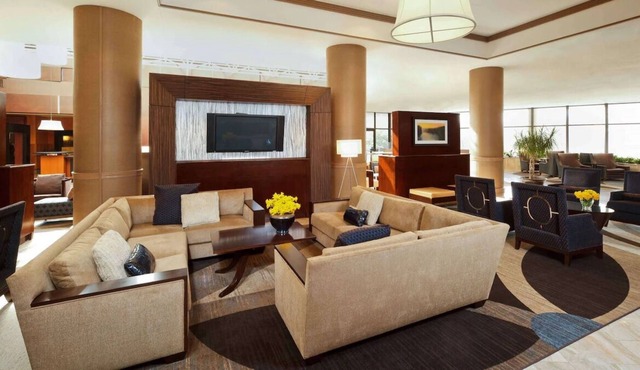 Great Relaxing Overnight Stay! 3 Great Units, Pool, Onsite Restaurant, Pet-friendly