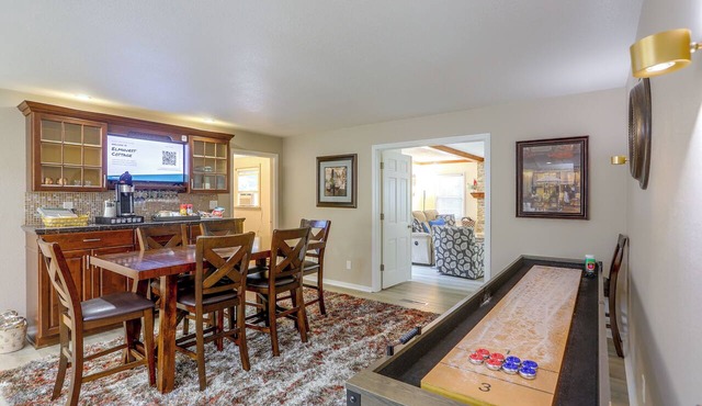Group-Friendly Rambler w/Fenced Backyard & Deck in Toledo