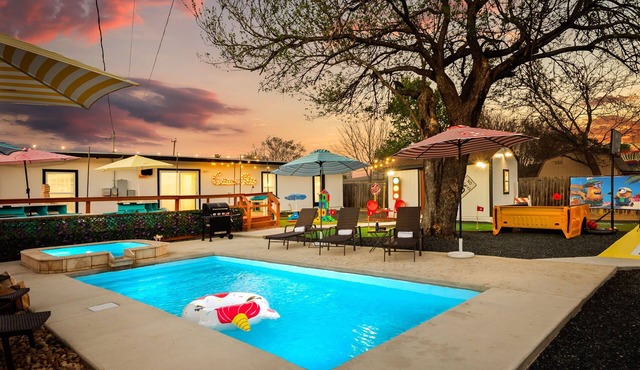 Heated Pool/Court/Casita/Game Room/Movie Drive-in
