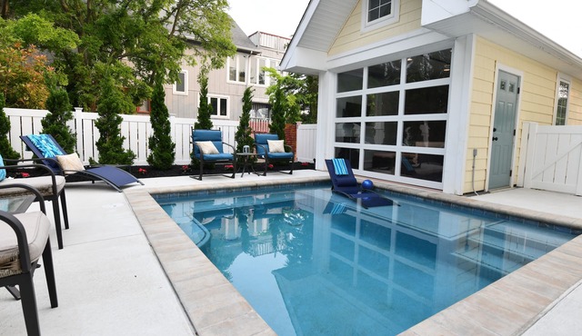 HEATED POOL OPEN THRU OCTOBER! Cabana! Dine Outside! 1.5 BLOCKS 2 BEACH & TOWN in Avalon