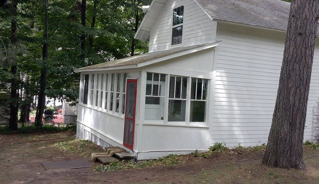 Heritage, Lake Front Cottage, Smart TV, WIFI, summer use of Canoe & 2 kayaks.