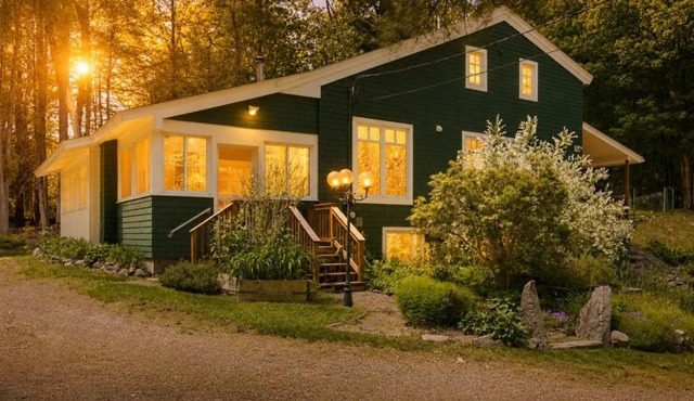 Hidden Chalet, Game Room & Yard, Lakes Region