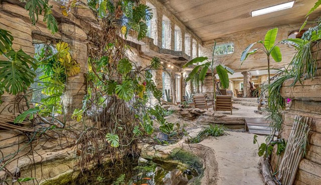 Hidden Oasis with indoor pool, exotic room and private lake