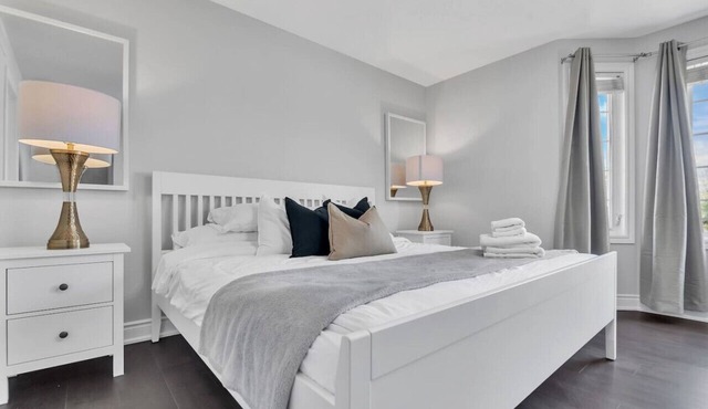 *High-Ceiling* Home & *Relaxing Patio* in Waterloo in Waterloo