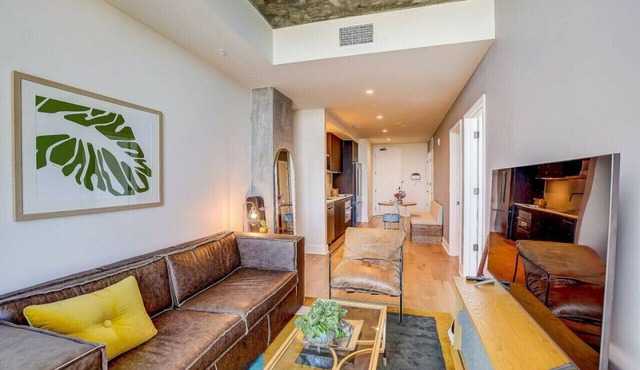 Highrise 1BR Luxe Suite near DT|Vibrant Rainey St