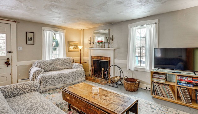 Historic 1820s Homestead on Battenkill River!