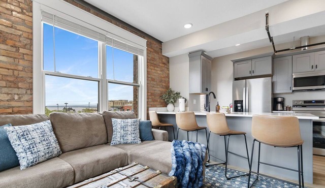 Historic Brownstone Apartment, Heirloom Vacations in Duluth