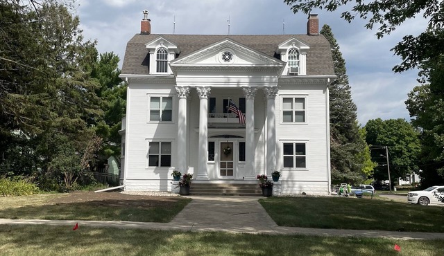 Historic home near lake, parks and BVU! Perfect for summer vacay and reunions!
