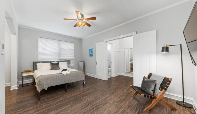Historic HP Studio with Fast Transit to UChicago & DT by Zen Rentals