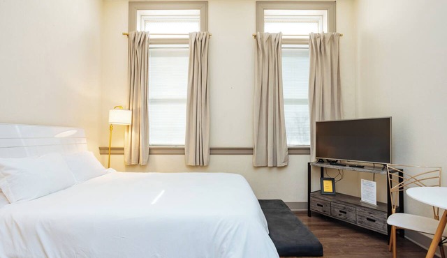Historic Luxe Studio Westport District