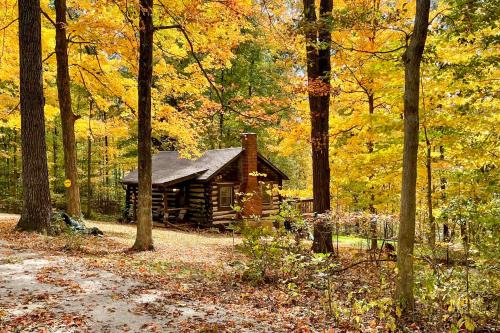 Hot Tub + Deck: Cabin Hideaway in Brown County