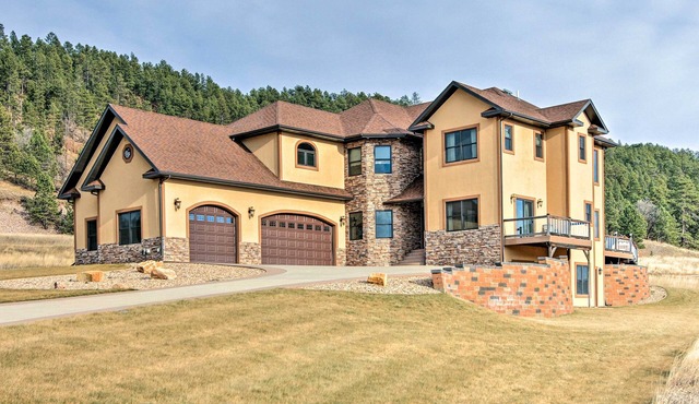Hot Tub, Game Room! Black Hills Rally-Ready Estate