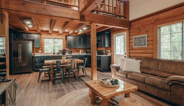 Hot Tub, Private Log Cabin Lazy Bear Welcomes You!
