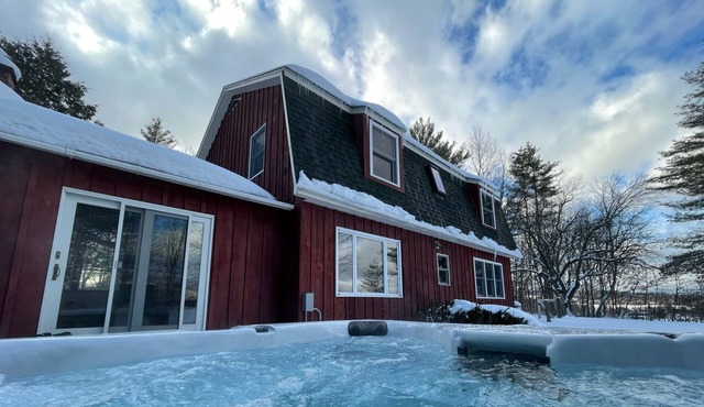 Hudson's Haus: 20 min to Stowe Mountain w/fireplace, hot tub, entertainment room