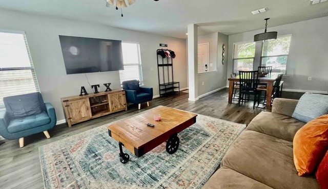 Huge Renovated Home + Yard Close to DT & Airport