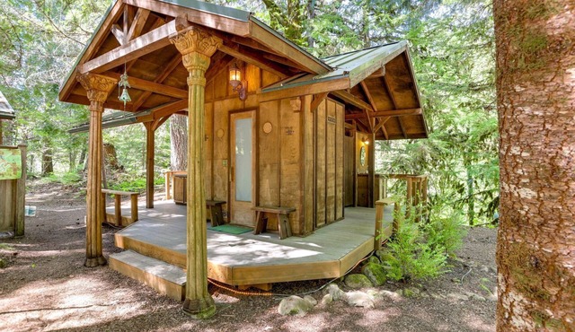 Intimate Creekfront Cabin with Private Sauna near Willamette National Forest