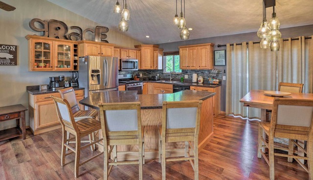 Inviting Sioux Falls Home ~ 5 Mi to Downtown!