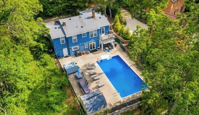 Juniper Presents: Private Pool, Hot Tub, Golf Carts and Lake Access
