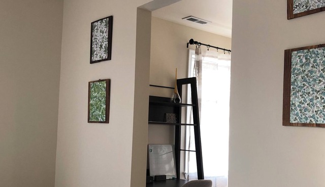 Just refurbished clean comfortable, close to downtown, MWH and Central Park