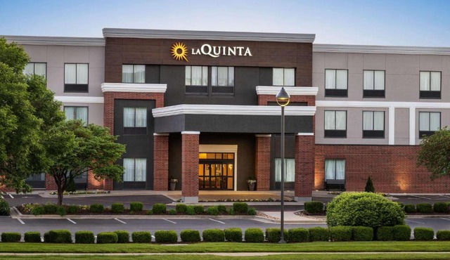 La Quinta Inn & Suites by Wyndham Springfield Airport Rte 66