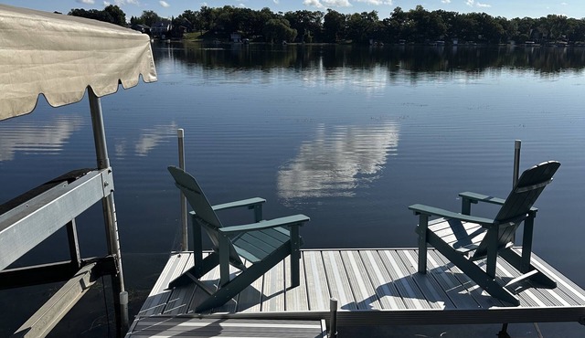 Lake House ON the Water! Hot tub! Kayaks! Boat & Golf Cart Rental! Ski Lessons!