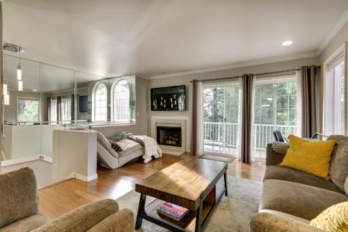 Lake Oswego Home w/Deck 9 Mi to Downtown Portland