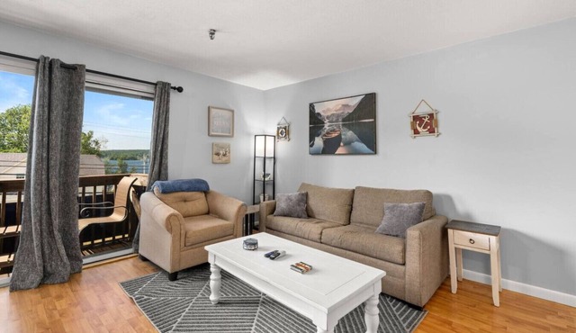Lake Views, pool, close to concerts & everything!