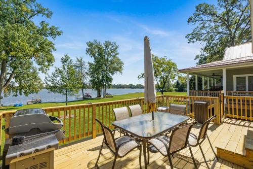 Lakefront Home on Pike Lake with Private Dock and Firepit