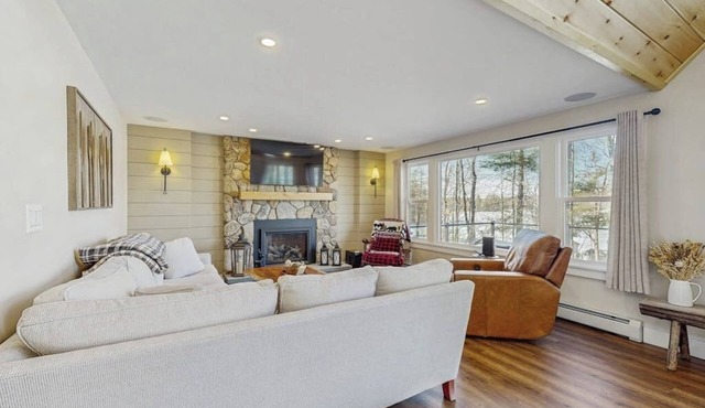 Lakefront house with private beach, firepit, dock, 4 kayaks, grill & hot tub