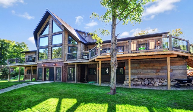 Lakefront - Lux Log Cabin Cottage - Lake Front 5 mins Sir Sam's Ski Hill in Eagle Lake