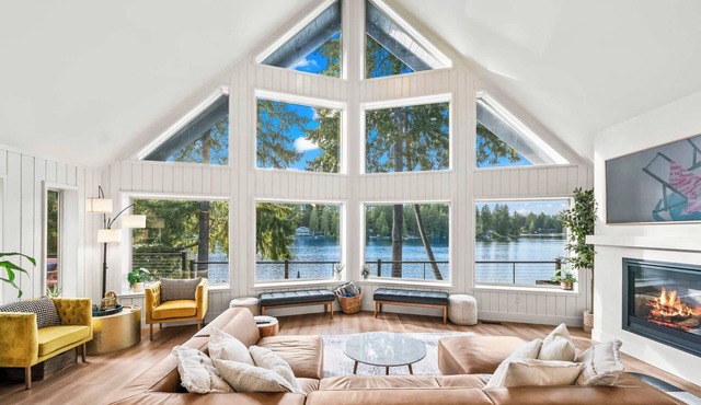 Lakefront Luxury Hot Tub + Dock Retreat