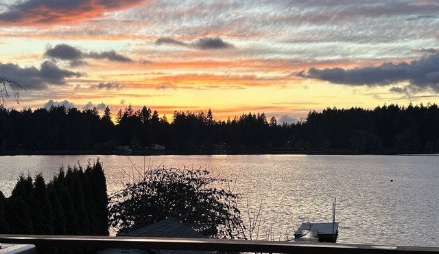 Lakefront Oasis, come enjoy every sunset