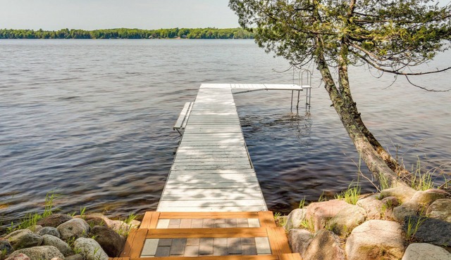 Lakefront Pearson Cottage w/Swim Dock + Kayaks!
