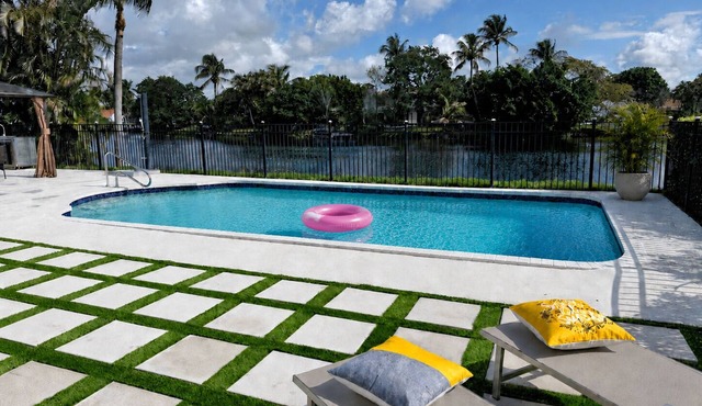 Lakefront Private Heated Pool & Game Room Retreat