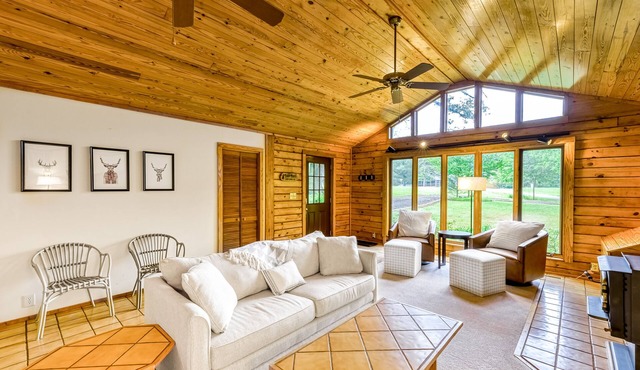 Lakeside log home with a private deck, WiFi, firepit, central AC, & washer/dryer