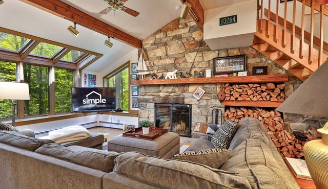 Lakewood Lodge: 4BR/2.5BA Killington Home | Private Hot Tub, Wood Fire, Kent Pond & EV Charging