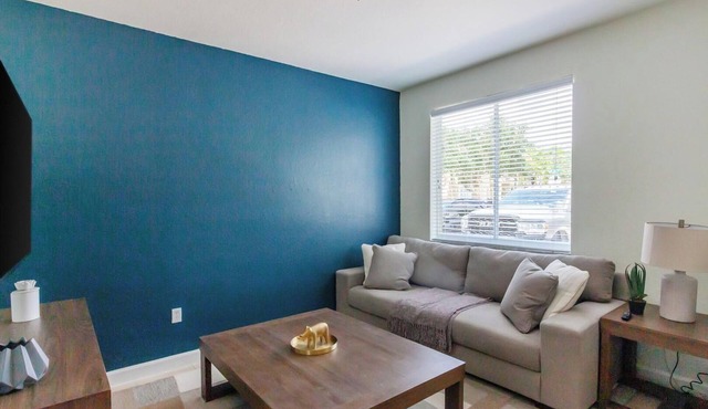Landing | Beautiful 3BD, Pool