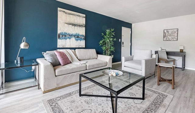 Landing | Modern 1BD, Gym, Pool