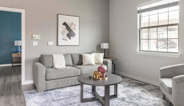 Landing | Stylish 1BD, Pool, Gym