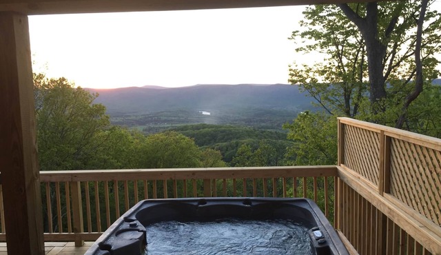 Large-Group Cabin near Luray · Sleeps 12 · Hot Tub & Mountain Views