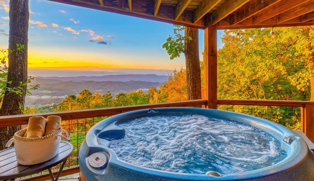 Large Secluded Family Cabin, Firepit, Views, Theater, Game RM, Outdoor Shower!